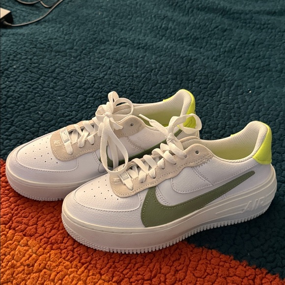Nike Women's Air Force 1 White and Green Sneakers - Picture 9 of 11